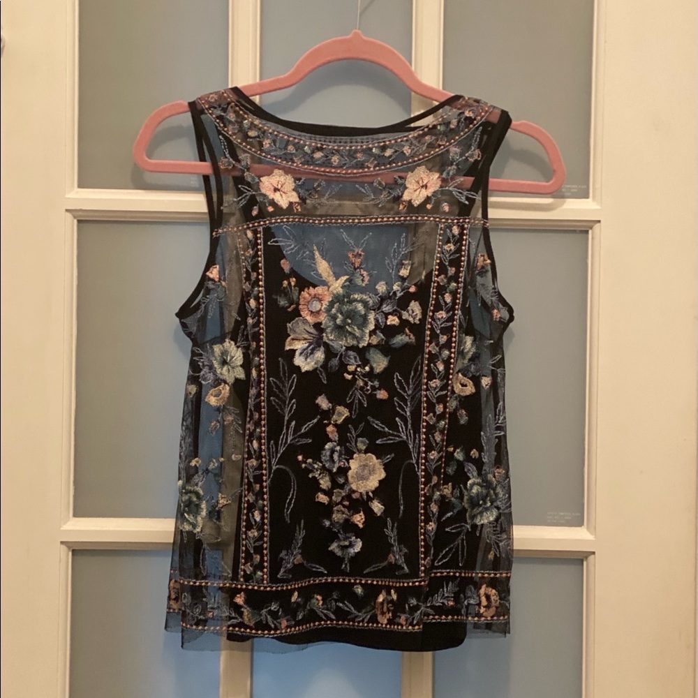 White House black market sleeveless top. like new beautiful detail